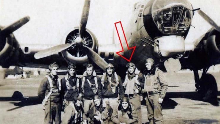Joseph Bobrowicz with his B17 Ole Timer crew in Mendlesham in 1945