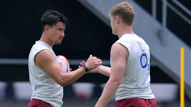 Marcus Smith and Fin Smith astatine England training