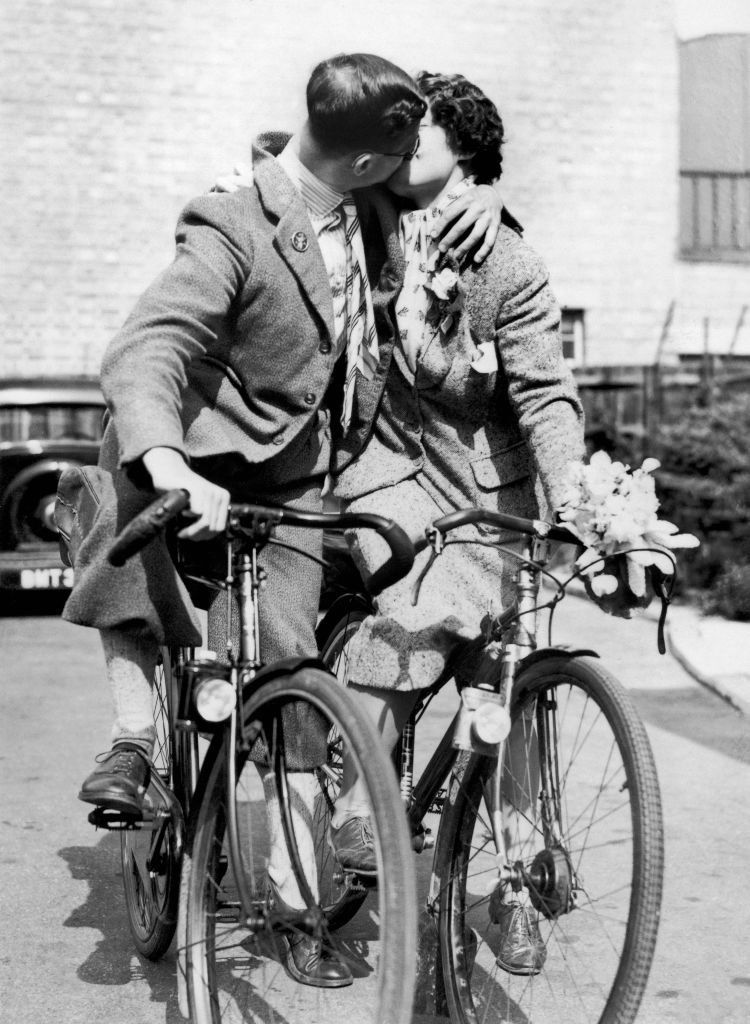 The Married Couple Leslie Seymour And Daisy Burgess Kissing On A Bicycle In 1938. (Photo by Keystone-France/Gamma-Keystone via Getty Images)