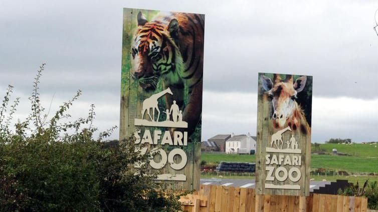 A sign saying Safari Zoo 