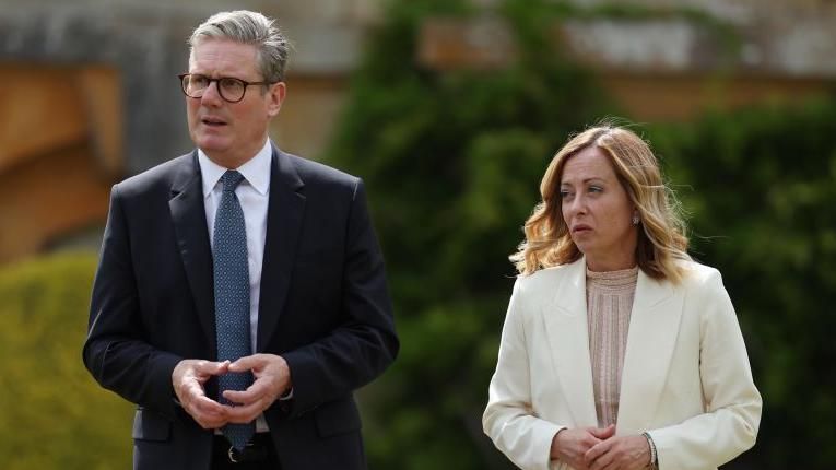 Keir Starmer, UK prime minister, left, and Giorgia Meloni, Italy's prime minister, during a bilateral meeting on the sidelines of the European Political Community (EPC) meeting at Blenheim Palace near Oxford, UK, on Thursday, July 18, 2024. 