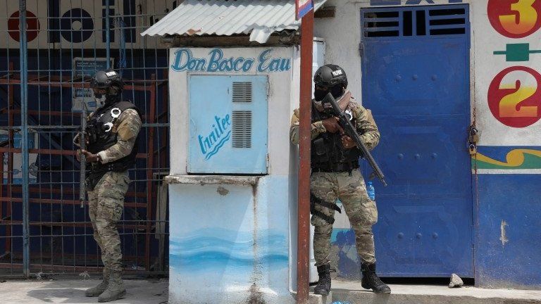 Members of the Haitian National Police patrol a street as ongoing gun battles between rival gangs have forced residents to flee their homes, in Port-Au-Prince, Haiti April 28, 2022. REUTERS/