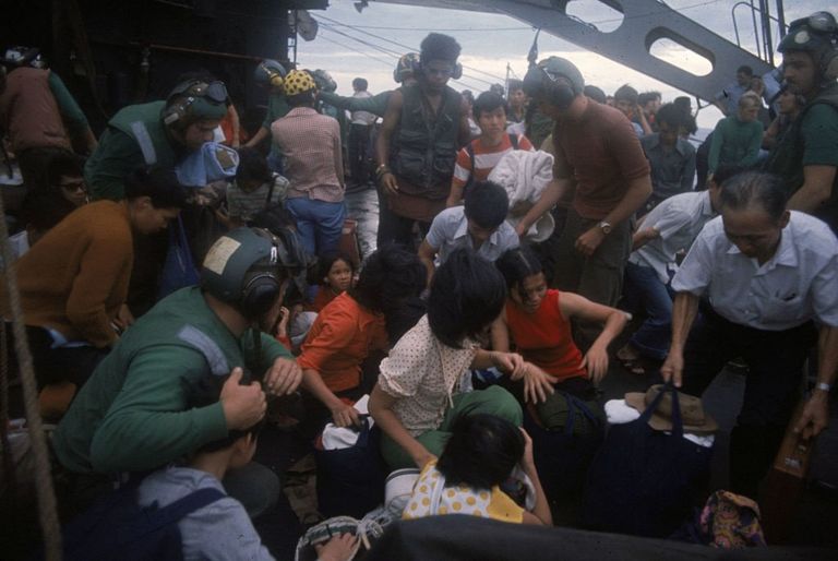 Người Việt tị nạn leo lên một tàu chiến của Mỹ trong tháng Tư năm 1975 tại Biển Đông gần Sài Gòn.