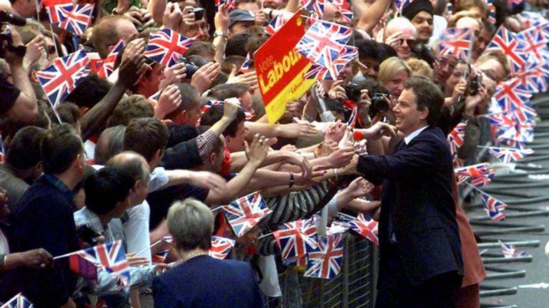 Efter att ha träffat drottningen går Tony Blair in på Downing Street för första gången