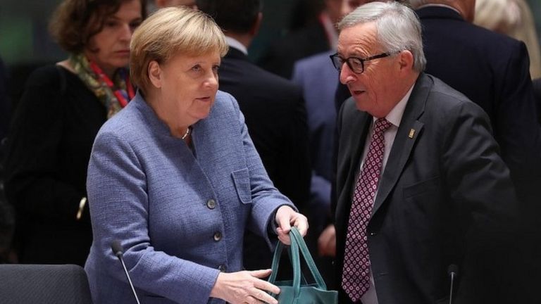Ángela Merkel (izq.) y Jean-Claude Juncker