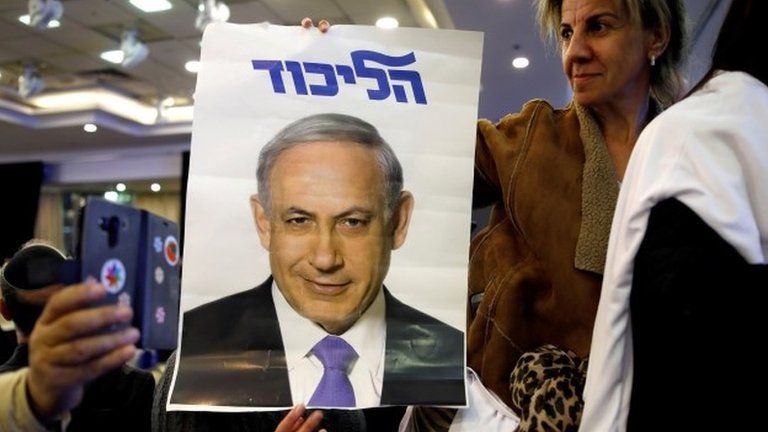 Woman holds poster of Benjamin Netanyahu (March 2019)