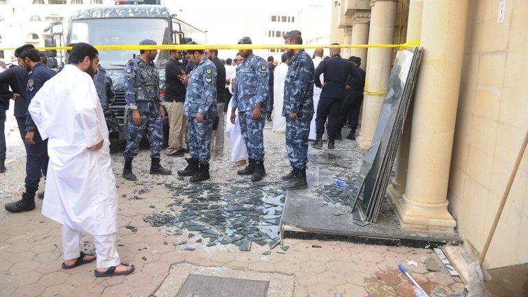 Security forces outside Shia mosque in Kuwait, 26 June 2015