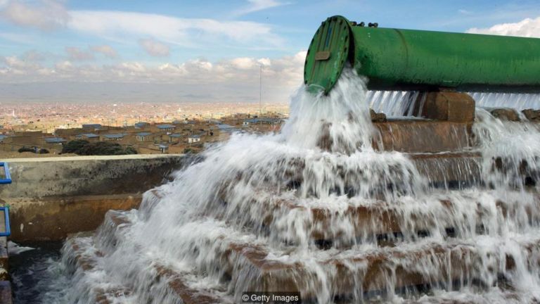 Các nhà máy xử lý nước, giống như cái ở Bolivia, phụ thuộc vào mưa và nước ngọt từ các sông băng, cả hai thứ này đều đang bị đe doạ bởi biến đổi khí hậu