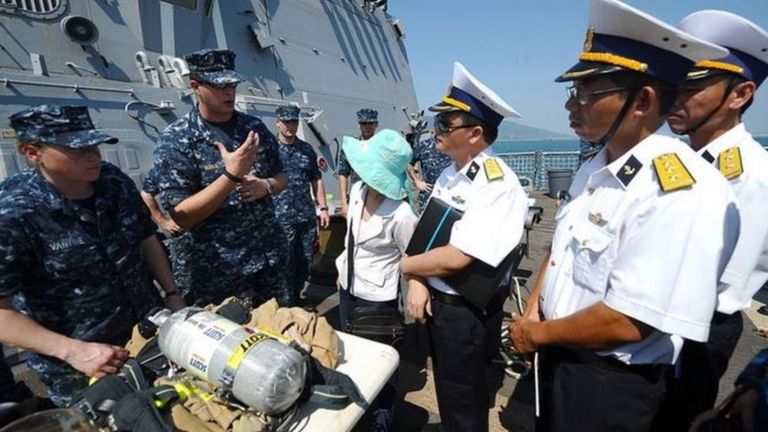 Cán bộ Hải quân VN và Hoa Kỳ trong một khóa đào tạo về cứu hộ cứu nạn trên biển năm 2012