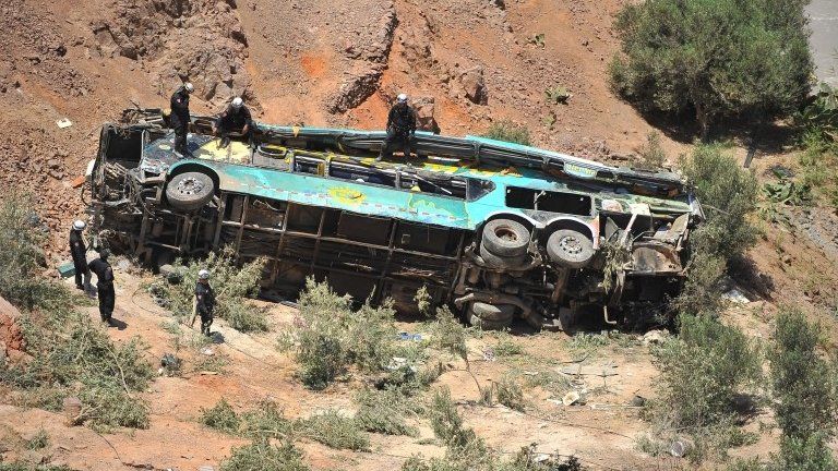 Rescue workers attend to the scene, after a bus falls into a ravine in Arequipa, Peru February 21, 201