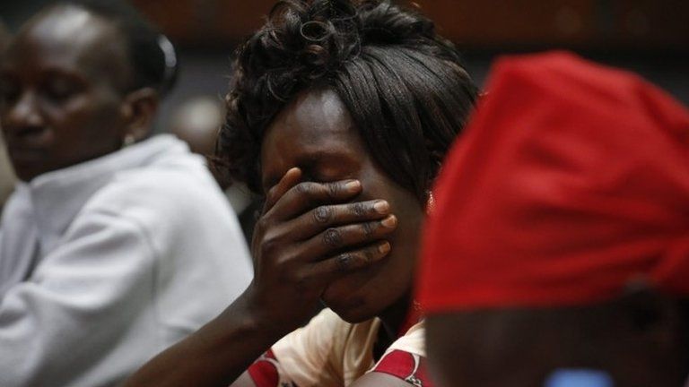 People grieve at prayers in Nairobi (02/04/2016)