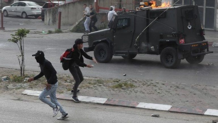 Palestinians throw stones at Israeli military vehicle in Nablus (13/04/22)