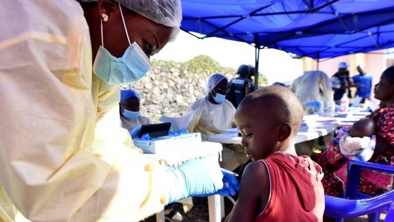 A health worker administers Ebola vaccine to a child in Goma, the Democratic Republic of Congo. Photo: 17 July 2019