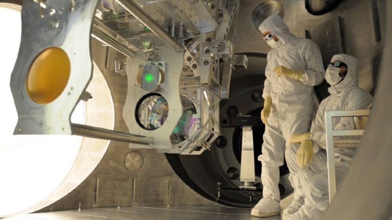 Dois homens observam funcionamento das máquinas Advanced LIGO que detectaram ondas gravitacionais pela primeira vez na história