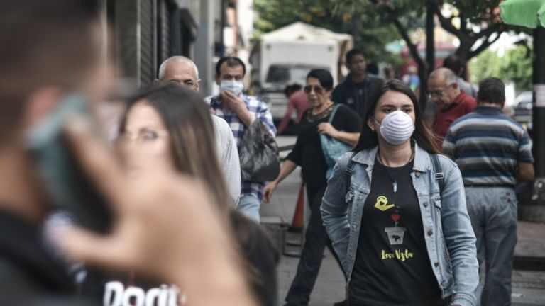 Gente en la calle con tapabocas.