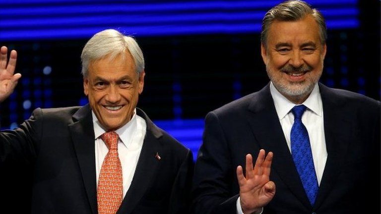 Chilean presidential candidates Sebastian Pinera (L) from "Chile Vamos" (Let"s Go Chile) coalition and Alejandro Guillier from government coalition, attend a live televised debate in Santiago, Chile November 6, 2017.