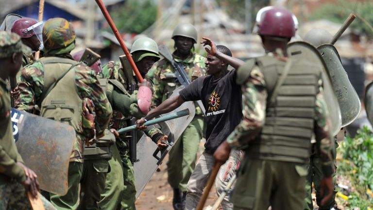 Polisi wakikabili mwandamanaji Katwekera, Kibera