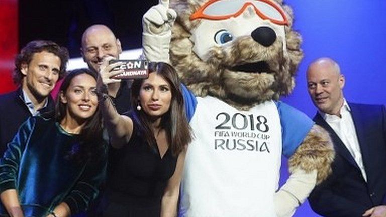 Russian presenter Maria Komandnaya takes a selfie at World Cup draw in Moscow (29/11/17)