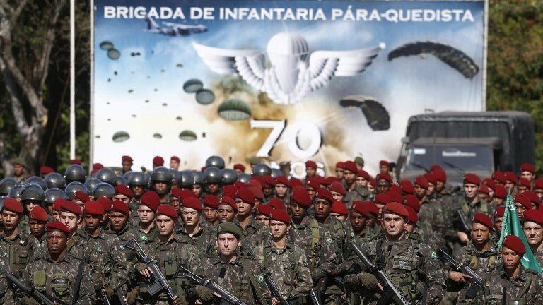 Members of the Brazilian Army's paratroopers, which will be part of the security forces deployed during the 2016 Rio Olympics, take part in an official ceremony of presentation in Rio de Janeiro (08/07/2016).