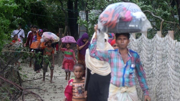 Bangladeshi villagers evacuate to cyclone shelters on the coast in Cox's Bazar district. Photo: 30 May 2017