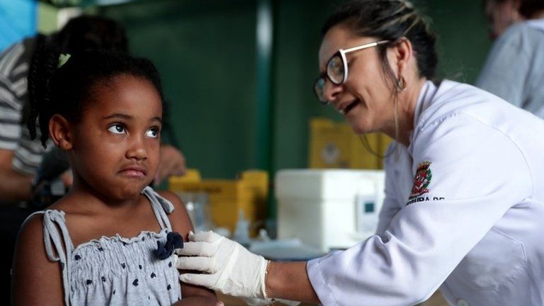 A child gets a vaccine against yellow fever at an outpatients clinic in Sao Paulo, Brazil, 10 January 2018.