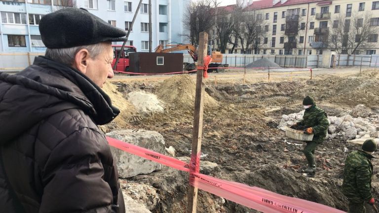 Mikhail regarde le site de la fosse commune située dans l'ancien ghetto de guerre de Brest