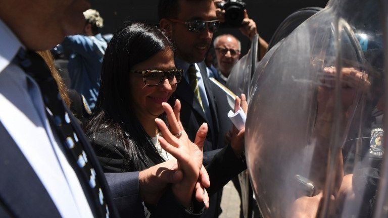 Venezuela's Foreign Minister Delcy Rodriguez, is blocked by riot police officers before entering the Argentine Foreign Ministry in Buenos Aires duing a meeting among Mercosur"s ministers where Venezuela was not invited, on December 14, 2016