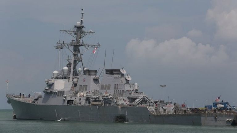 USS John S McCain bị hư hại sau khi va chạm và hiện đang đậu tại căn cứ quân sự Changi ở Singapore. Ảnh do Hạm đội Bảy của Hoa Kỳ cung cấp.