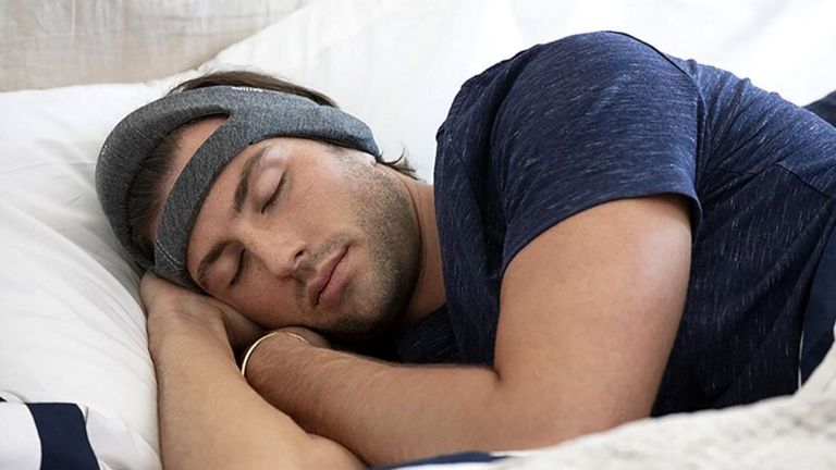 Компания Philips присоединилась к исследованиям по повышению эффективности сна, предложив собственное устройство для недосыпающих