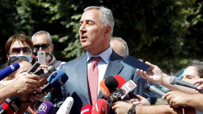 O presidente montenegrino, Milo Djukanovic, fala à mídia após votar em Montenegro