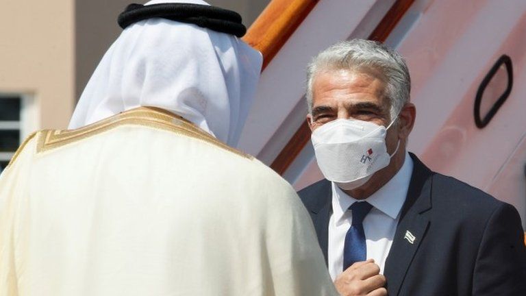 Israeli Foreign Minister Yair Lapid (L) is greeted at Manama's airport by Bahraini Foreign Minister Abdul Latif Al-Zayani (30 September 2021)