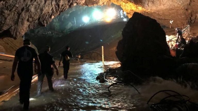 Rescatistas en el interior de la cueva.