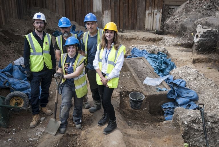 Ancient roman sarcophagus found at London building site - BBC News