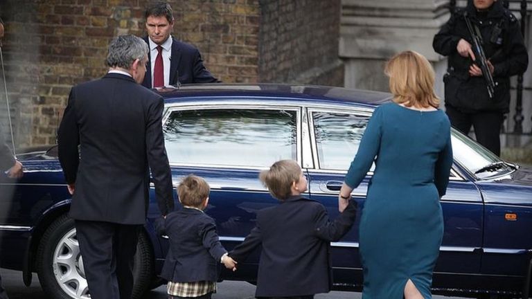 Gordon Brown na familia yake wanaondoka Downing Street
