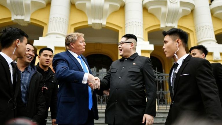 Donald Trump 'giả' và Kim Jong-un 'giả' xuất hiện chớp nhoáng trước cửa Nhà hát Lớn