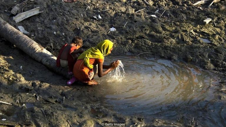 Việc cung cấp ngay nước ngọt là đặc biệt quan trọng sau các thảm hoạ thiên nhiên, như ta thấy đây ở Bangladesh, sau trận bão Sidr năm 2008