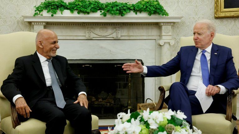 Ashraf Ghani (left) and Joe Biden (right)
