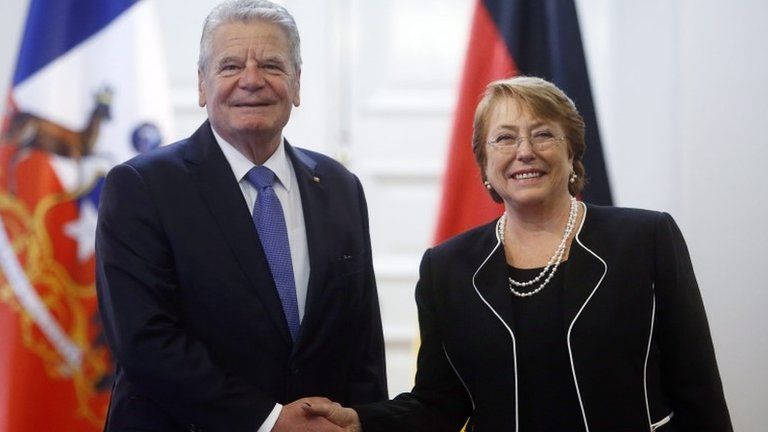 Chile's Michelle Bachelet shakes hands with the German President Joachim Gauck in Santiago (12/07/2016)