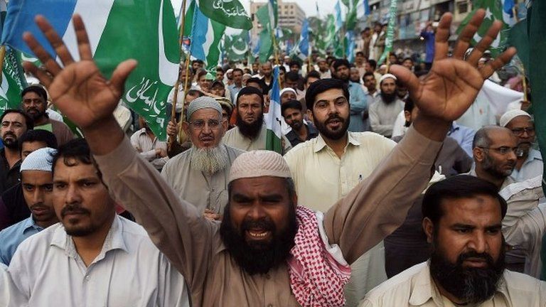 Supporters of Pakistan"s Islamist party Jamaat-e-Islami (JI) shout slogans during a protest against the execution of convicted murderer Mumtaz Qadri in Karachi on March 1, 2016.