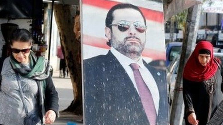 People walk next to picture of Saad Hariri, Beirut (06/11/17)