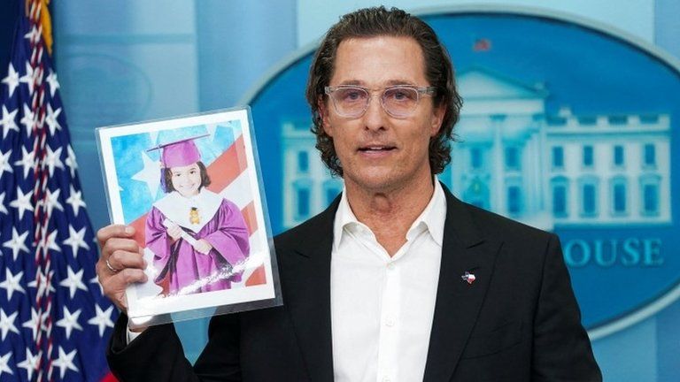 Matthew McConaughey holds a picture of school shooting victim Alithia Ramire