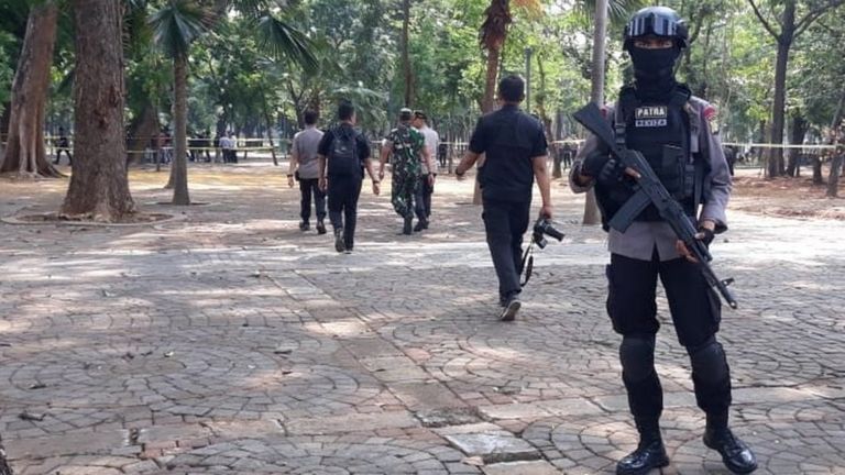 Granat asap di Monas