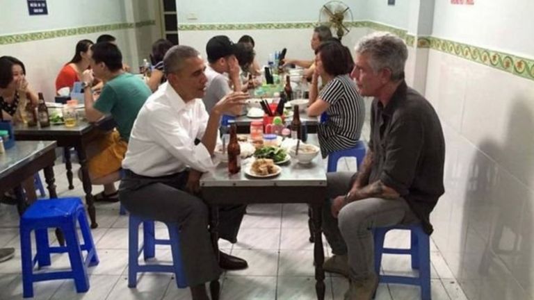 Cựu Tổng thống Barack Obama ngồi ăn bún chả với ông Anthony Bourdain tại một nhà hàng ở Hà Nội hồi tháng 5/2016.