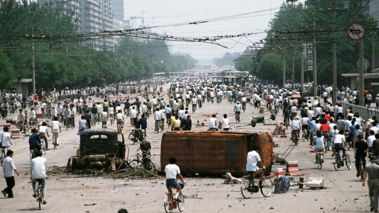 Đại lộ Tràng An, Bắc Kinh: cảnh đập phá xe cộ của người biểu tình