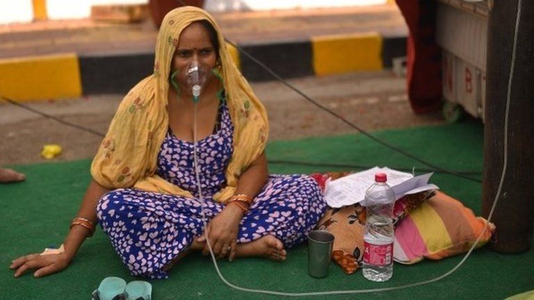 A suspected covid patient in India waits for oxygen at a Sikh shrine