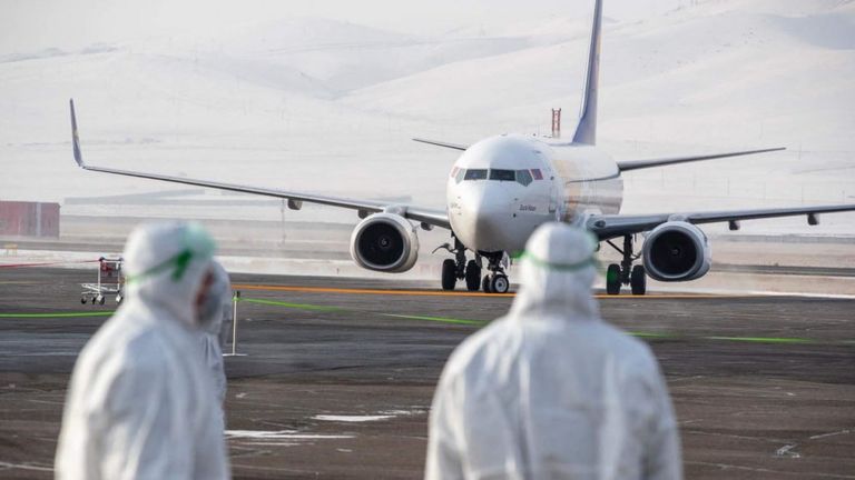 Avión que traslada a mongoles de vuelta a Mongolia desde Wuhan.