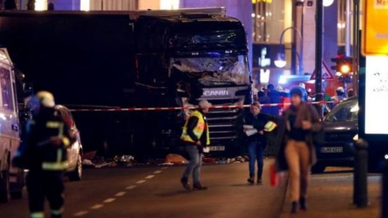 Lori laingia katika soko maarufu kwa manunuzi ya Christman,Berlin