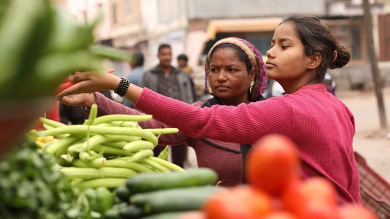 Monika y su madre en el mercado (Foto: Peter Leng / Neha Sharma)