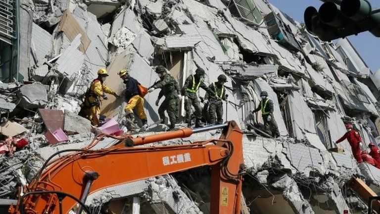 Rescuers search for survivors during the second day of search and rescue operation from a collapsed building following a 6.4 magnitude earthquake struck on 06 February in Tainan City, southern Taiwan, 07 February 2016
