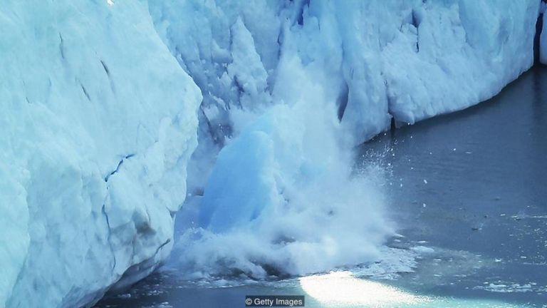 Các băng hà và chỏm băng của trái đất giữ hơn 68% lượng nước ngọt, nhưng các nhà khoa học cho rằng biến đổi khí hậu là nguyên nhân chính của việc tan chảy mới đây của chúng